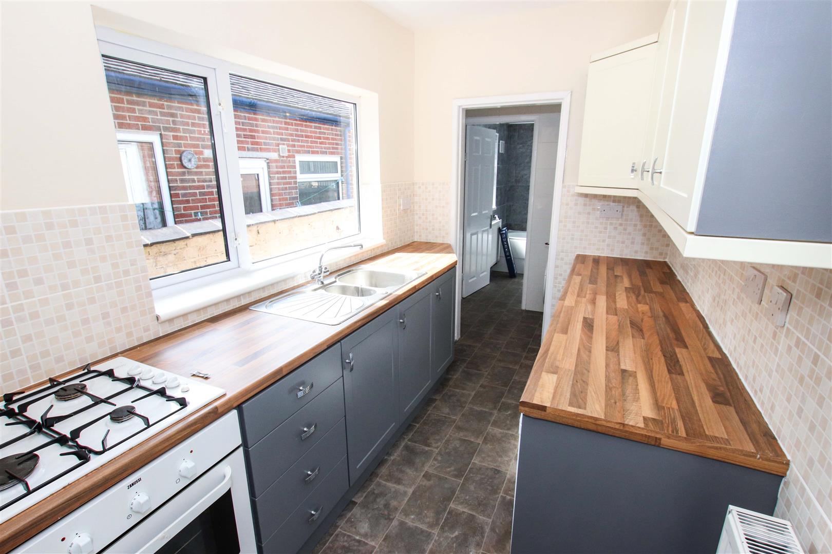 FITTED KITCHEN